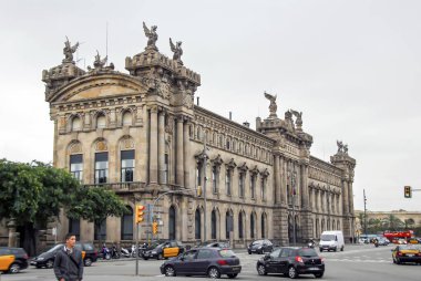 Barselona, İspanya, 28 Ekim 2011: taş bina ve Street Vie