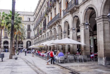 Barselona, İspanya, 28 Ekim 2011: Cafe ve sokak görünümü