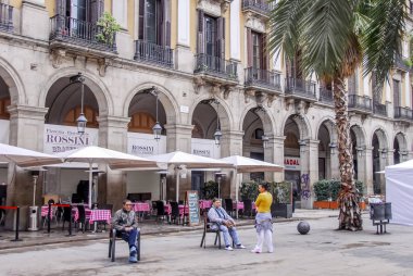 Barselona, İspanya, 28 Ekim 2011: önünde oturan insanları bir 