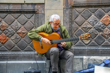 Barselona, İspanya, 28 Ekim 2011: Street gitarist