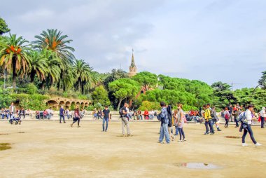 Barselona, İspanya, 28 Ekim 2011: kilise, ağaçlar ve insanlar p