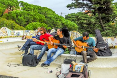 Barselona, İspanya, 28 Ekim 2011: Park Guell, gitarist
