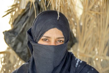 Sinai, Mısır, 18 Şubat 2008: bir Bedevi kızın ile yakın 