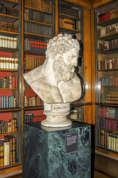 London, Großbritannien, 1. November 2012: Herkules-Statue im britischen Museum — Stockfoto