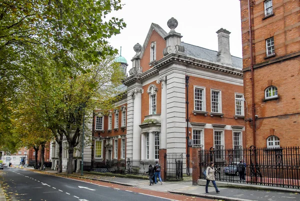 Dublin, İrlanda, 24 Ekim 2012: insanlar waliking Caddesi üzerinde