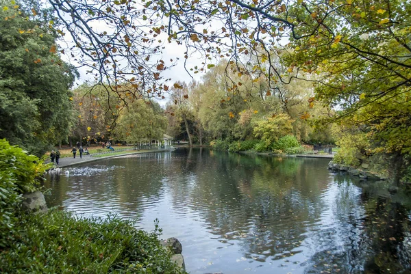 Dublin, Irlanda, 27 de outubro de 2012: Saint Stephen 's Green Park — Fotografia de Stock