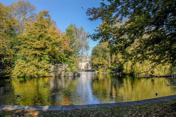 Dublin, irland, 27. oktober 2012: der grüne park von saint stephen — Stockfoto