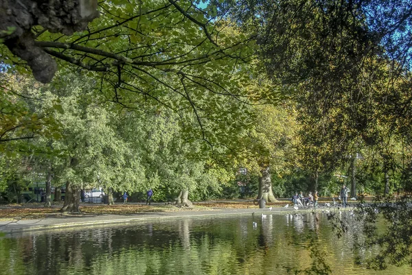 Dublin, irland, 27. oktober 2012: der grüne park von saint stephen — Stockfoto