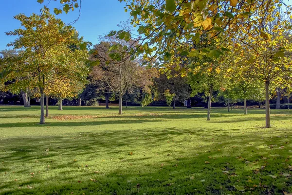 Dublin, Ireland, 27 October 2012: Saint Stephen's Green Park — Stock Photo, Image