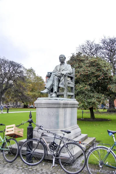 Dublin, Irland, 27. Oktober 2012: Statue am trinity college univ — Stockfoto