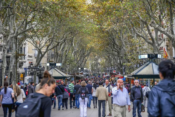 Barcelona, Espanha, 28 de outubro de 2011: Multidão de pessoas em Central Ba — Fotografia de Stock