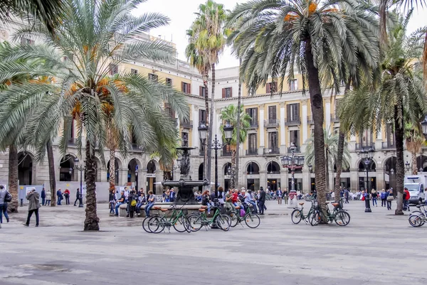 Barcelona, España, 28 de octubre de 2011: Plaza de la Ciudad — Foto de Stock