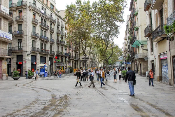 Barcelona, Španělsko, 28. října 2011: Placa de Catalunya Street — Stock fotografie