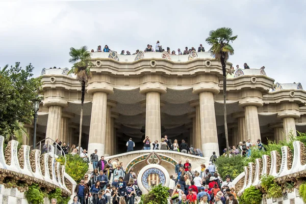 Barselona, İspanya, 28 Ekim 2011: insanlar Park Gue, balkon