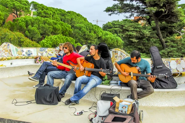 Barselona, İspanya, 28 Ekim 2011: Park Guell, gitarist