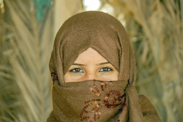 Sinai, Egypt, 18 February 2008: Close up of a Bedouin girl with — Stock Photo, Image