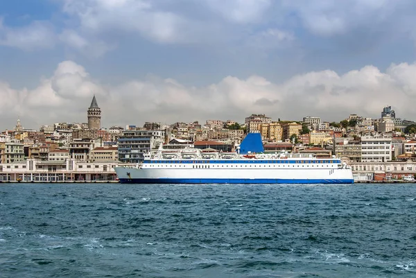 Istambul, Turquia, 3 de maio de 2006: Navio no Bósforo, porto de karakoy — Fotografia de Stock