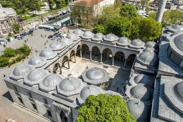 Estambul, Turquía, 22 de mayo de 2006: Domos de la mezquita Beyazit — Foto de Stock