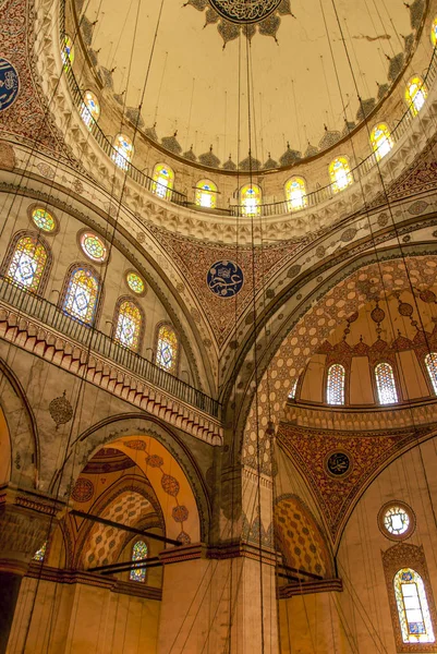 Istambul, Turquia, 22 de maio de 2006: Mesquita Beyazit interior — Fotografia de Stock
