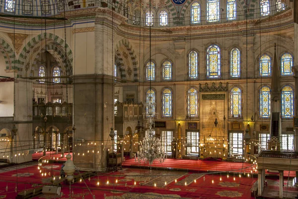 Istanbul, Türkei, 21. April 2006: Die Fatih-Moschee ist ein Hocker — Stockfoto