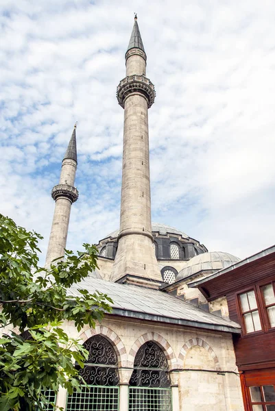 Istanbul, Türkei, 1. Juli 2011: nurbanu validei atik sultan mosqu — Stockfoto