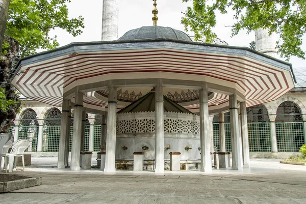 İstanbul, Türkiye, 1 Temmuz 2011: Nurbanu Validei Atik Sultan Mosqu