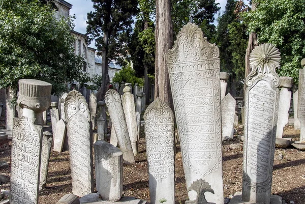 Estambul, Turquía, 1 de julio de 2011: Tumbas otomanas en Nurbanu Va —  Fotos de Stock