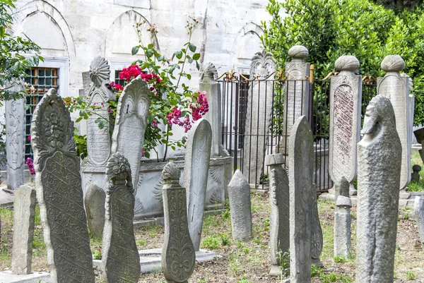 Estambul, Turquía, 1 de julio de 2011: Tumbas otomanas en Nurbanu Va —  Fotos de Stock