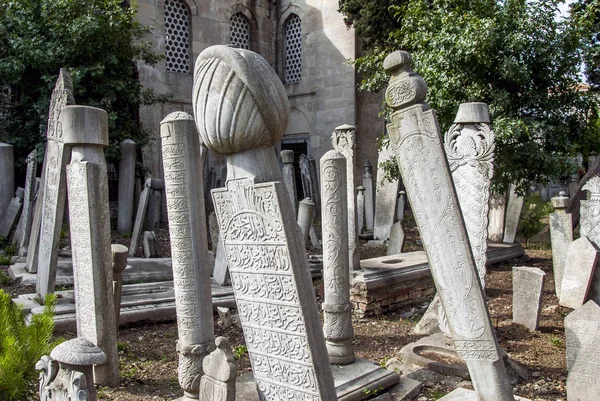Istanbul, Turcja, 1 lipca 2011: Imperium Osmańskiego grobu kamienie w Nurbanu Va — Zdjęcie stockowe