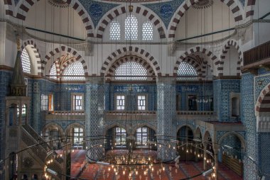 Istanbul, Türkiye, 25 Nisan 2006: Rüstem Paşa camidir bir alttan