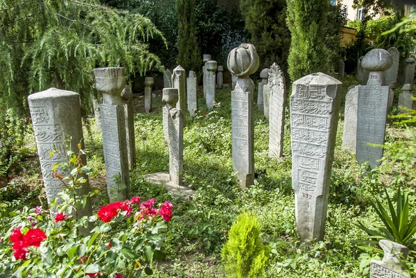 Istanbul, Türkei, 27. Juni 2011: osmanische Grabsteine bei seyh must — Stockfoto