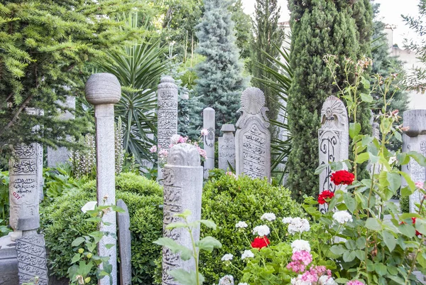 Istanbul, Türkiye, 27 Haziran 2011: Osmanlı mezar taşları, Aziz Mahm — Stok fotoğraf