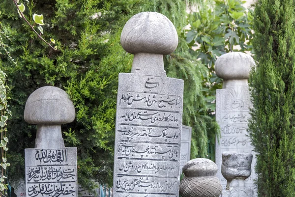 Istanbul, Türkiye, 27 Haziran 2011: Osmanlı mezar taşları, Aziz Mahm