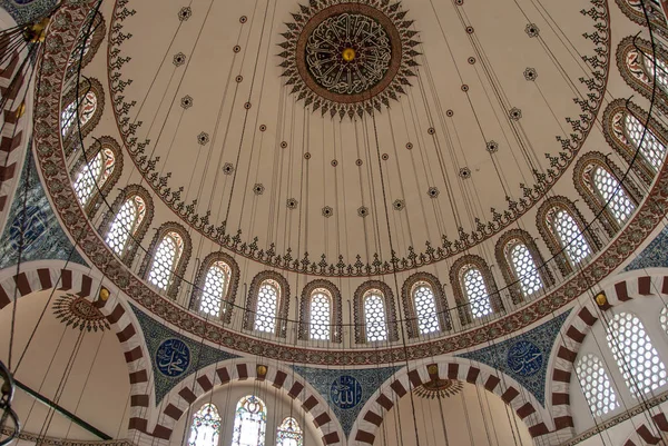 Istanbul, Türkei, 25. April 2006: Die Rustem-Pascha-Moschee ist ein Hort — Stockfoto