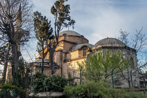Estambul, Turquía, 31 de marzo de 2006: La Mezquita Rumi Mehmet Pasha es una — Foto de Stock
