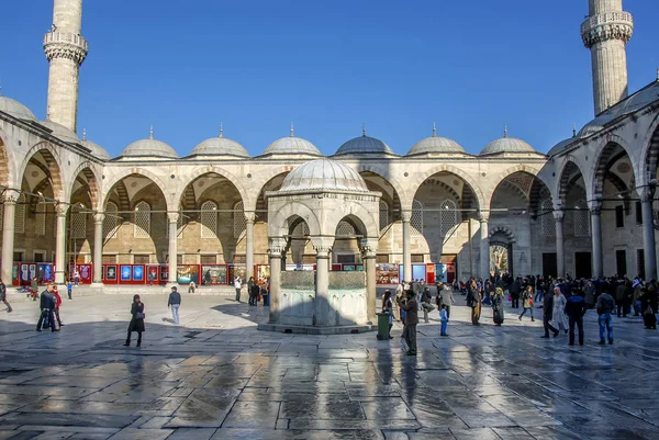 Istambul, Turquia, 19 de janeiro de 2014: A Mesquita Sultan Ahmed é uma — Fotografia de Stock