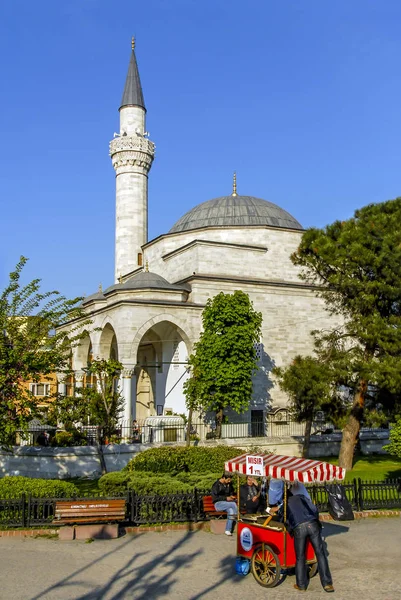 Istambul, Turquia, 30 de abril de 2008: Mesquita Firuzaga é uma mesquita otomana — Fotografia de Stock