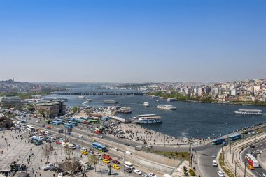 Istanbul, Türkiye, 25 Nisan 2006: Eminönü Meydanı, tekneler ve altın