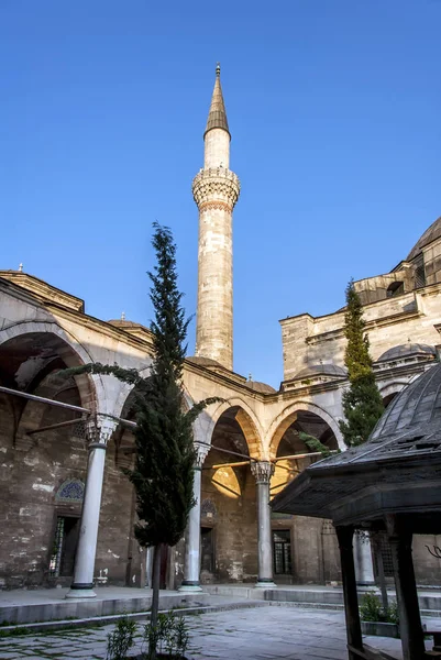 Istanbul, Turkiet, 21 April 2006: Yavuz Selim moské är en Ottoma — Stockfoto