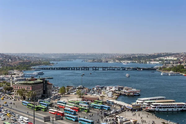Стамбул, Турция, 25 апреля 2006 г.: Золотой Рог и лодки — стоковое фото