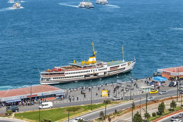 Istanbul, Turecko, 24 duben 2006: Sirkeci přístavu a lodí — Stock fotografie