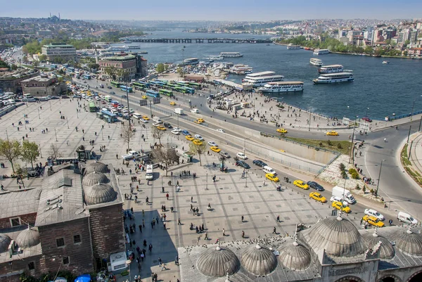 Istanbul, 25 aprile 2006: Piazza Eminonu e barche — Foto Stock