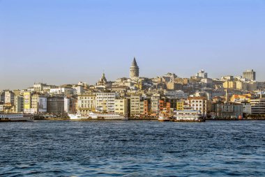 Istanbul, Türkiye, 17 Kasım 2006: Galata Kulesi ve gemi ben