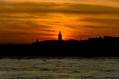 Istanbul, Türkiye, 28 Mart 2006: gün batımı t Galata Kulesi