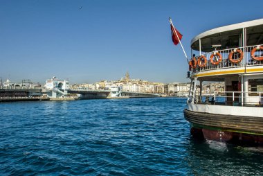 Istanbul, Türkiye, 19 Ocak 2014: Galata Köprüsü ve gemiye