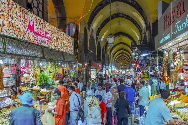 Istambul, Turquia, 22 de junho de 2006: O Bazar Egípcio no Emino — Fotografia de Stock