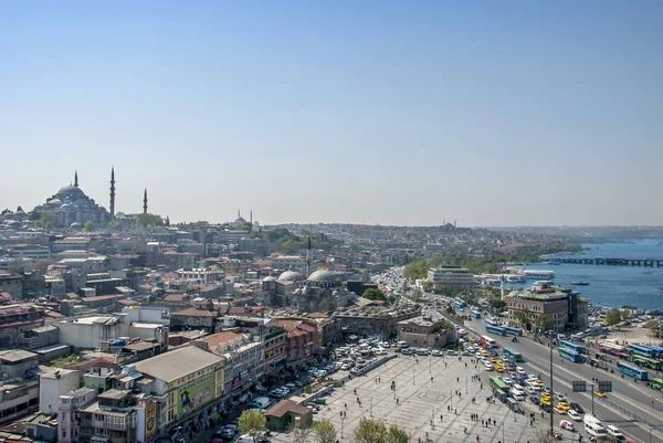 Istambul, Turquia, 25 de Abril de 2006: Eminonu no distrito de Fatih o — Fotografia de Stock