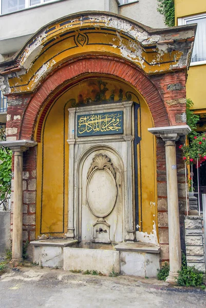 Istanbul, Turkey, 15 June 2006: Neyzenbasi Halilcan Fountain is — Stock Photo, Image