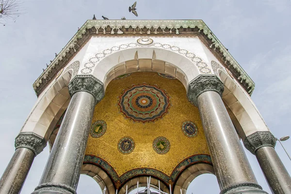 Istanbul, Türkei, 21. März 2007: Deutscher Brunnen ist ein Hocker — Stockfoto