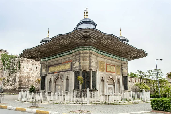 Istambul, Turquia, 12 de maio de 2006: III. Ahmet Fountain é um otomano — Fotografia de Stock